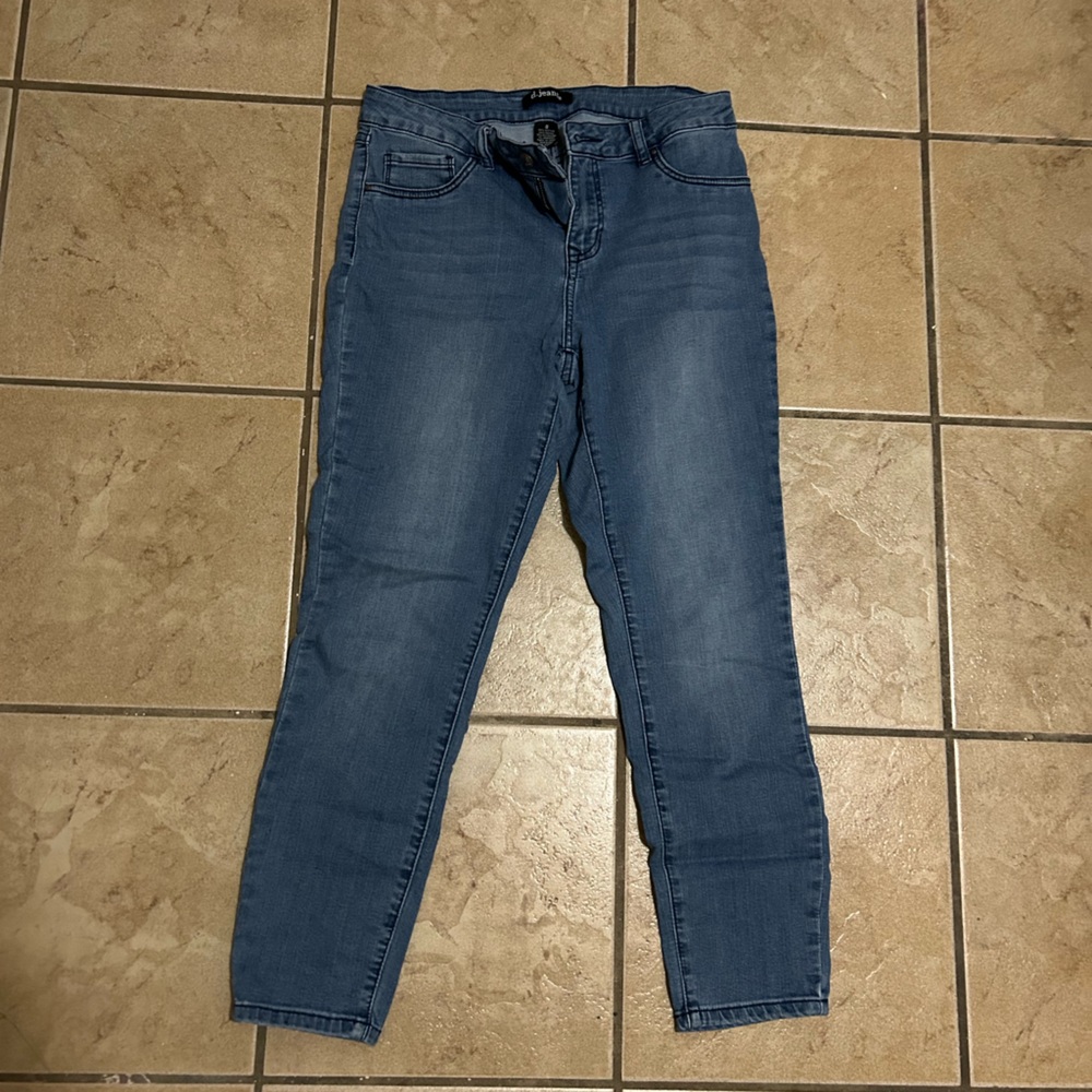 Women’s Cropped Skinny Jean in Size 8.